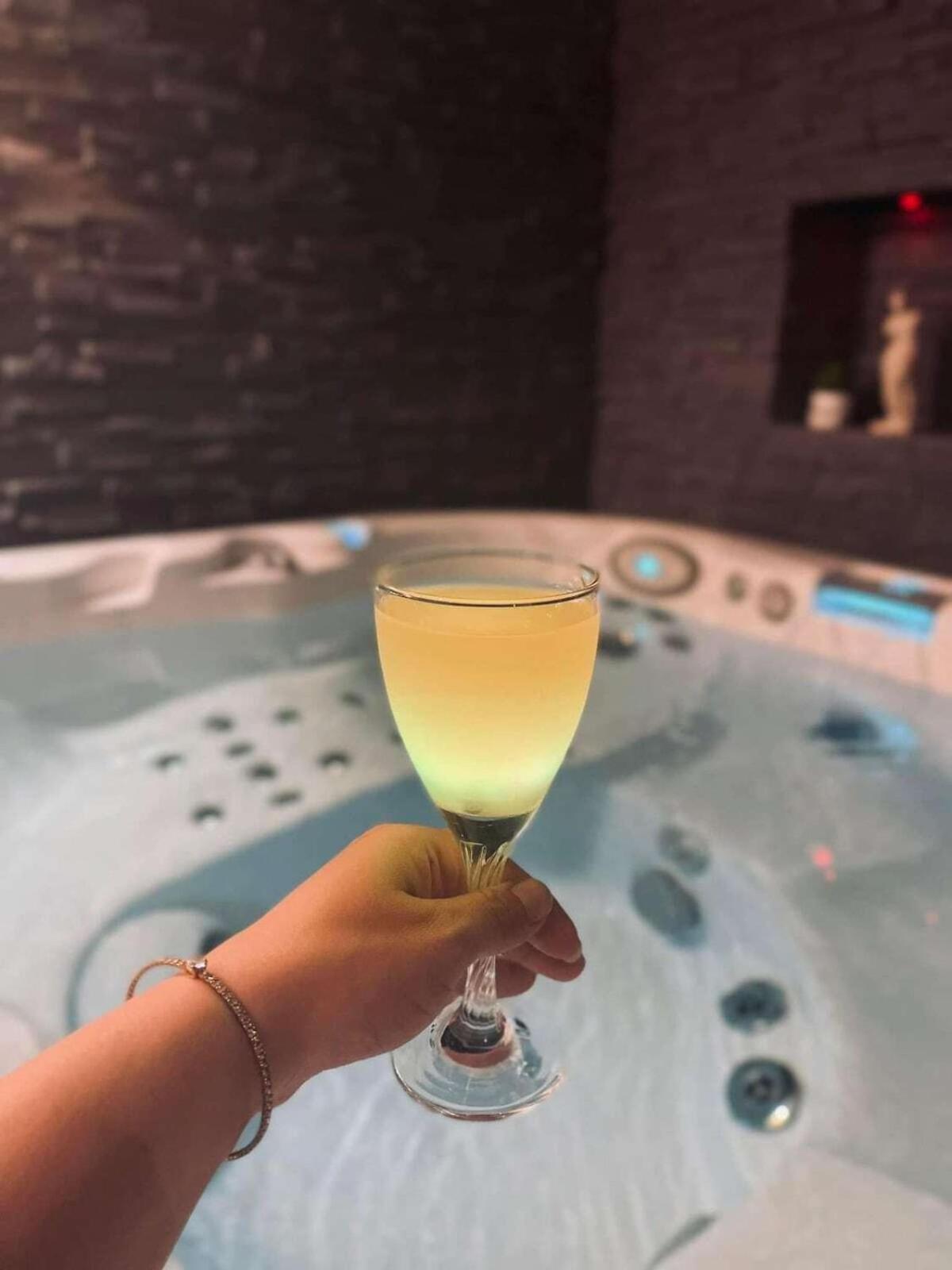 O Venus Spa Sin-le-Noble ภายนอก รูปภาพ